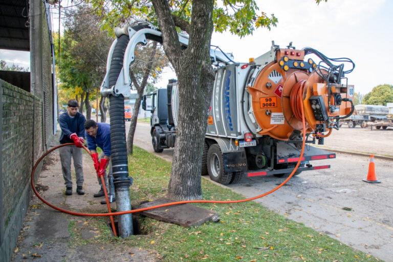 Finalizó una nueva etapa de limpieza de desagües en sectores clave de Esperanza