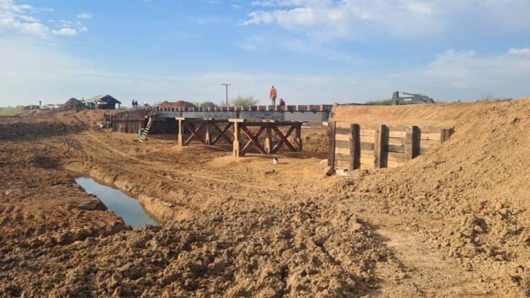 Avanza la reconstrucción del puente de madera sobre la Ruta Provincial 69s en La Pelada