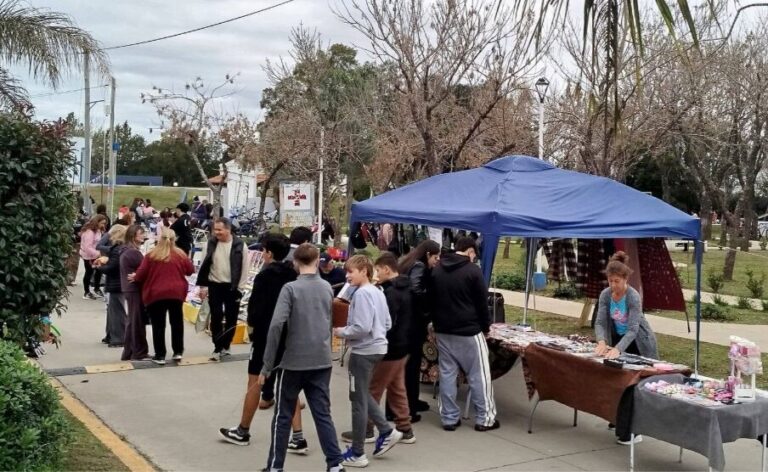 La Plaza Islas Malvinas fue escenario de una nueva Feria de Artesanos y Emprendedores en Elisa