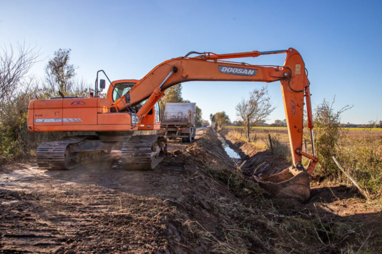 Realizan obras de mantenimiento en canales para mejorar el escurrimiento del agua en Esperanza