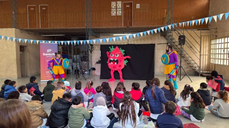 Teatro y vacunación: Vax Team llevó su propuesta a una escuela de Esperanza