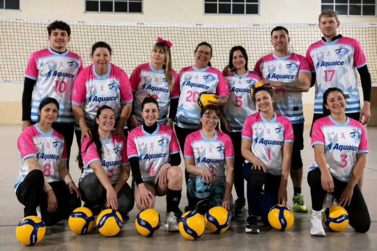 Deporte y compromiso: Belgrano presentó su nueva camiseta de vóley con el lazo rosa de LALCEC