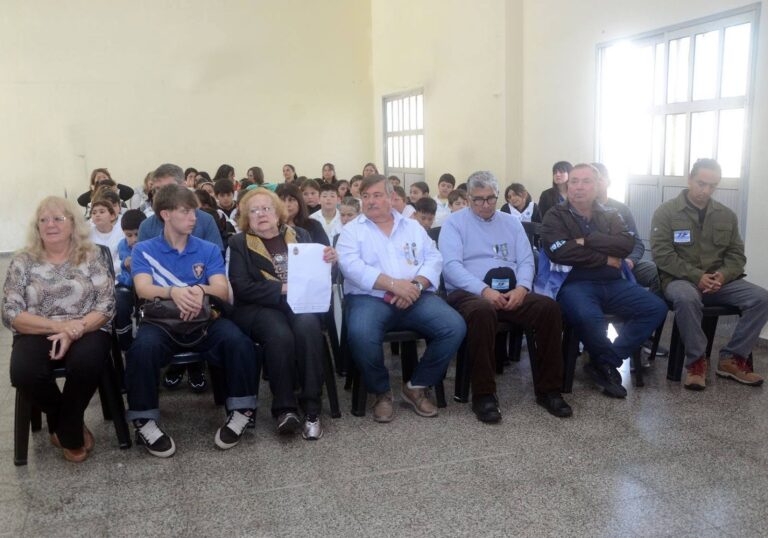 Elisa homenajeó a sus héroes de Malvinas con la imposición de un nombre al SUM de la Escuela Pablo A. Pizzurno