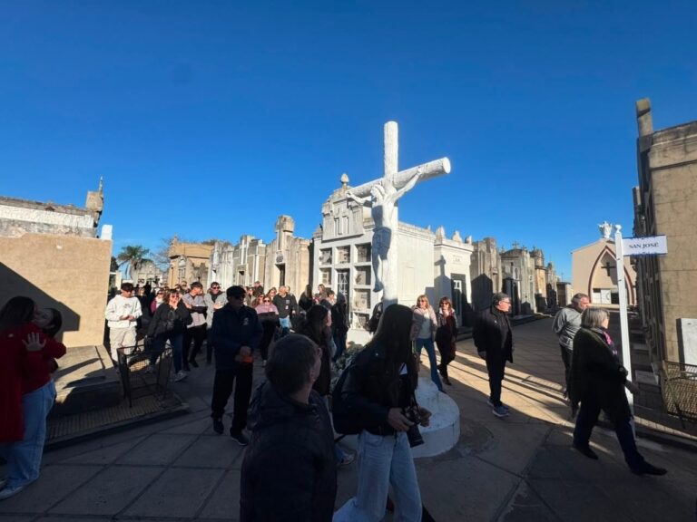 El Cementerio Parroquial de Pilar abrió sus puertas a un recorrido por la historia local