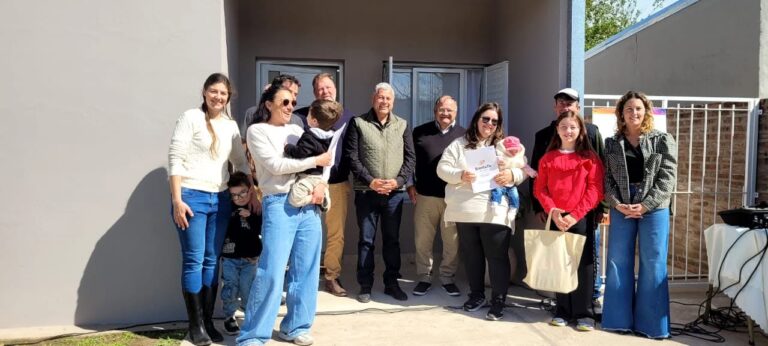 Dos familias de San Jerónimo del Sauce accedieron a su casa propia