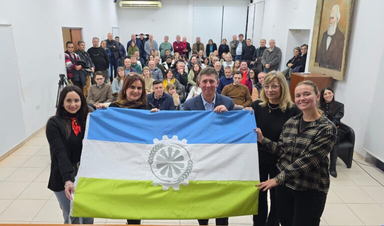 Las Colonias presentó su bandera y realizó su primer izamiento